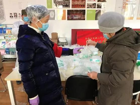 為樓棟分發口罩，并為包裝袋消毒