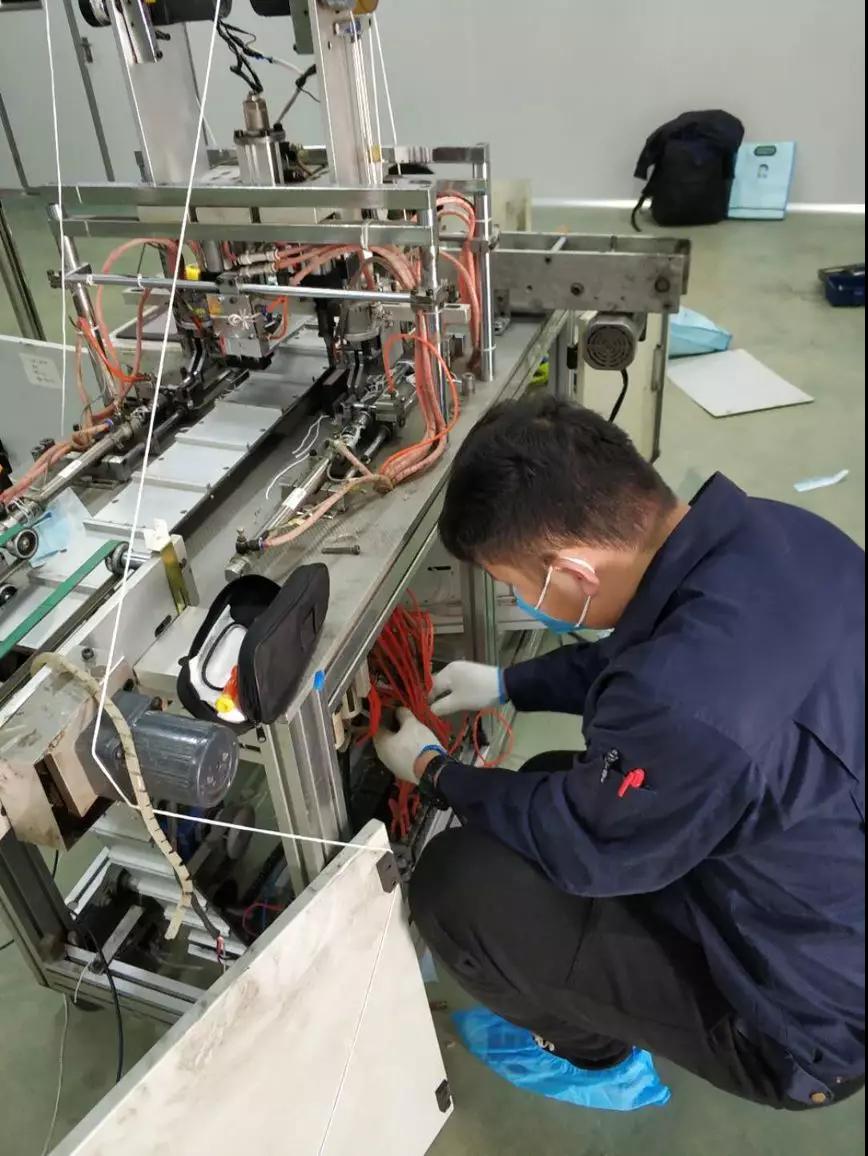 黨員帶頭保障隊(duì)搶修口罩生產(chǎn)線(xiàn)